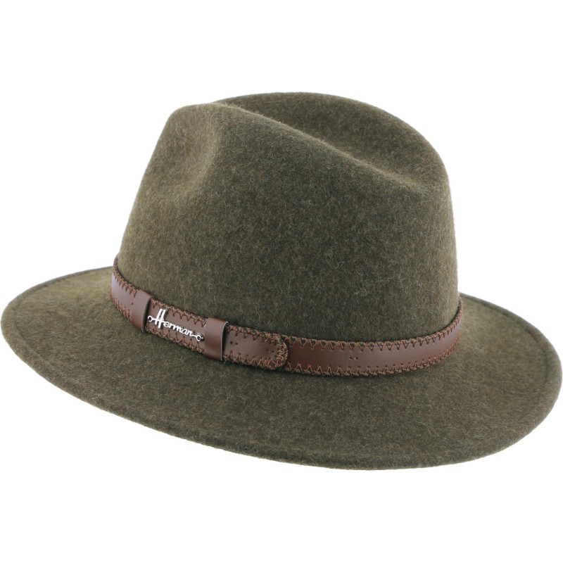 Adult large hat, cut edge, mottled, with topstitched belt.