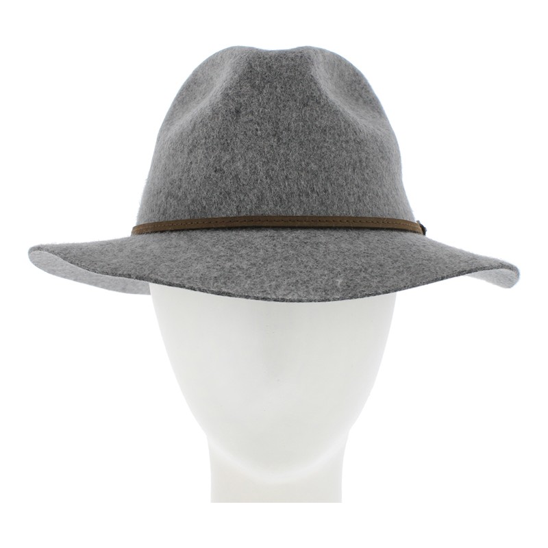 Chapeau petit bord droit en feutre uni avec fine ceinture en faux cuir