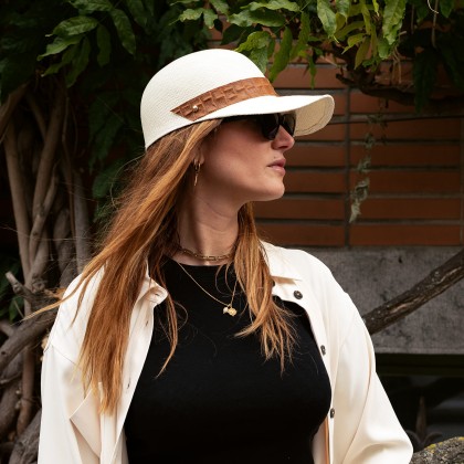 Casquette femme en paille panama, avec cordon de serrage intérieur.