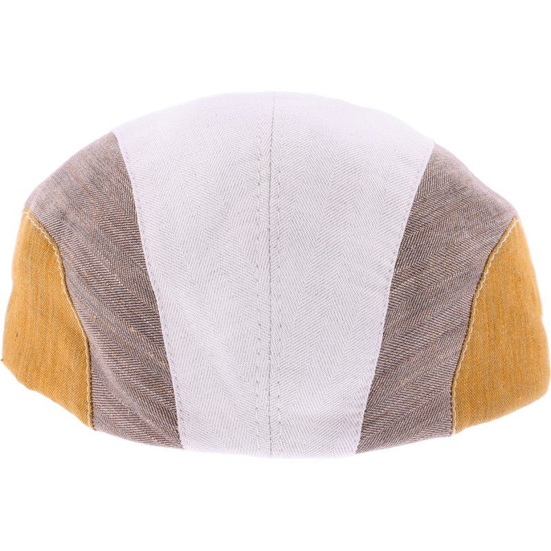 Casquette plate tricolore.