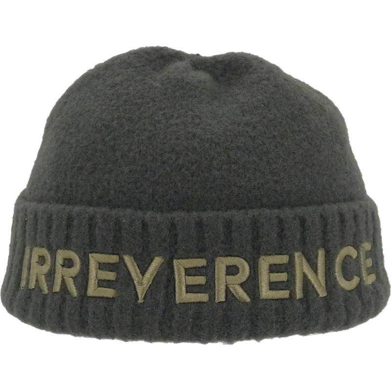 Bonnet uni avec une broderie sur le revers cotelé.