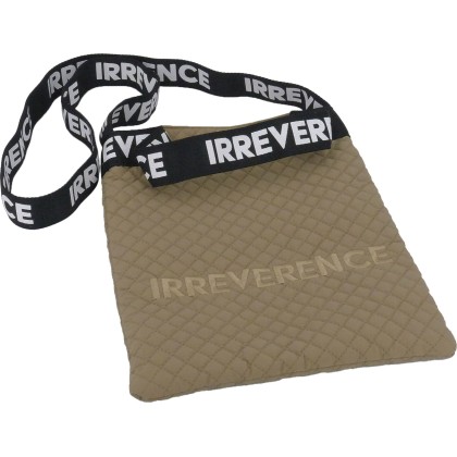Pochette unie matelassée avec double sangles.