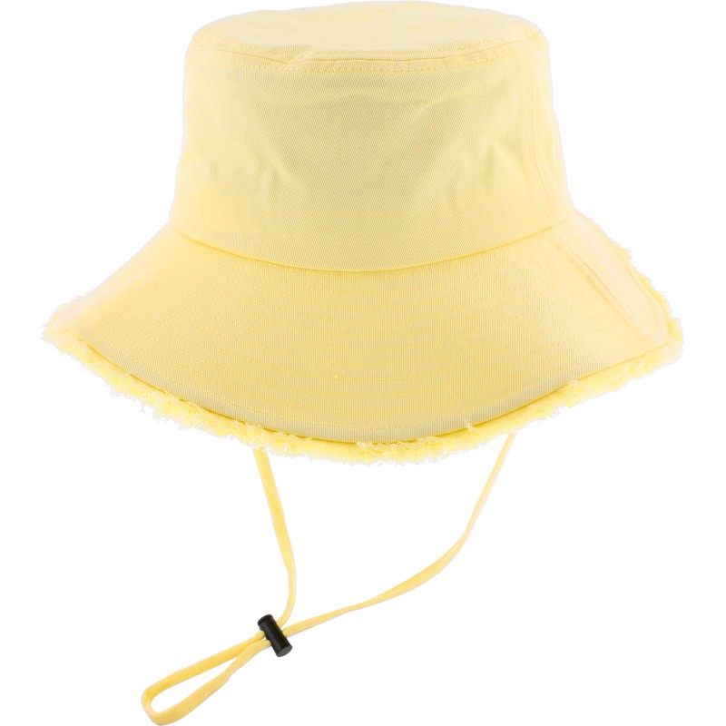 Plain color bucket hat, with chinstrap and frayed hem. With sun prote